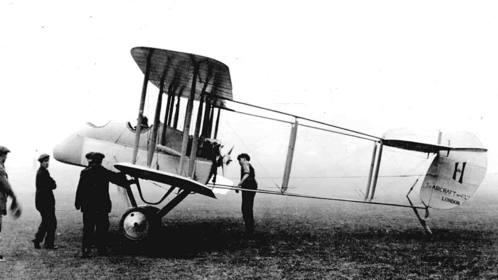 DH 1 E-3. Первый опытный самолет D.H.1 с мотором «Рено» мощностью 70 л.с. и «воздушными тормозами». Он станет прототипом истребителя D.H.2